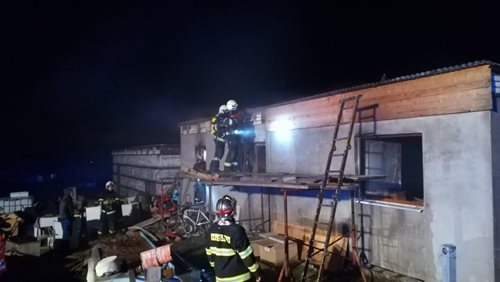 Při požáru mobilheimu zasahovali hasiči se zařízením CCS Cobra
