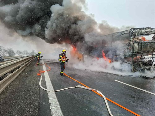 Hořící autobus na dálnici vyvolal rychlou evakuaci osob
