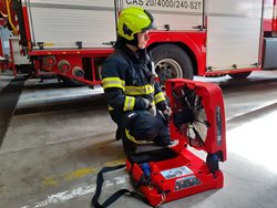 Hasiči v Berouně nově využívají akumulátorový přetlakový ventilátor