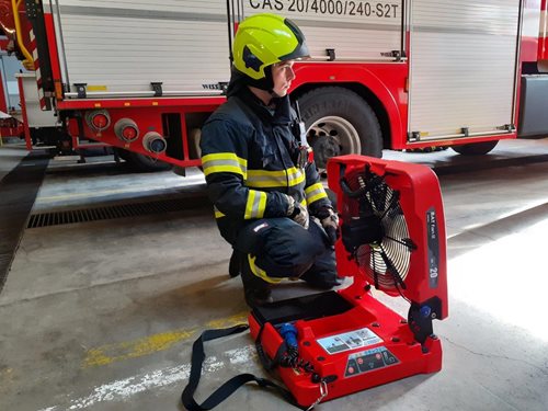 Hasiči v Berouně nově využívají akumulátorový přetlakový ventilátor