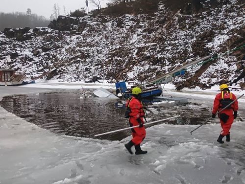 Potopené plavidlo zaměstnalo hasiče při náročném zásahu na vodní ploše