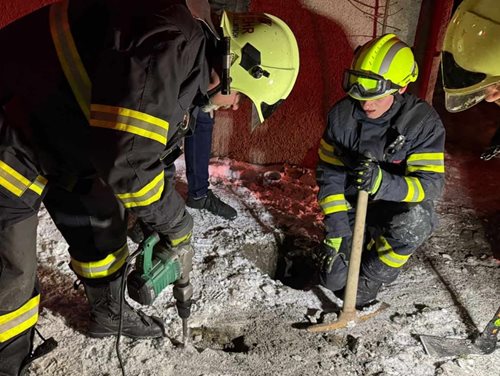 Hasiči zachránili kočku uvězněnou v kanalizaci