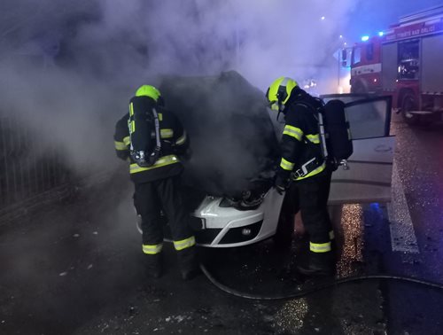 Technická závada proměnila jízdu v požár, zásah zabránil vážným následkům