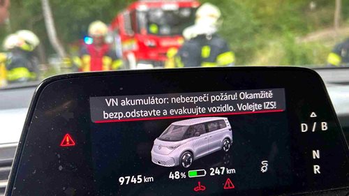 Elektromobil hlásil nebezpečí požáru. Hasiči ho přesunuli od střediska s 200 hosty