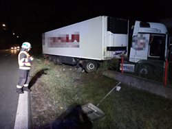 Kamion projel v Blešně plotem do zahrady