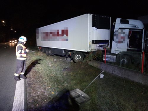 Kamion projel v Blešně plotem do zahrady