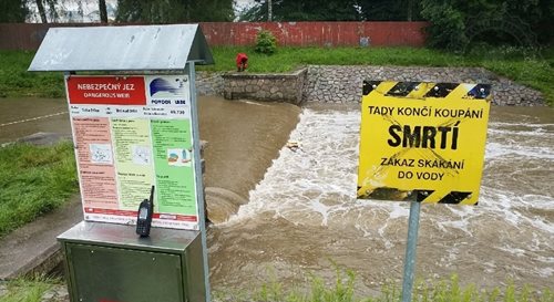 Hasiči a policisté pátrají po muži, který se koupal u jezu