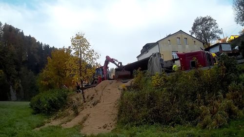 Kamion s nákladem se převrátil