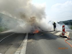 U přehrady Olešná hořel starší renault
