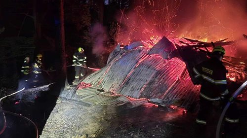 Noční požár lesní chaty zaměstnal šest jednotek hasičů. Plameny ohrožovaly i okolní les