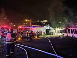 Požár zcela zničil montovanou budovu, zasahovaly desítky hasičů