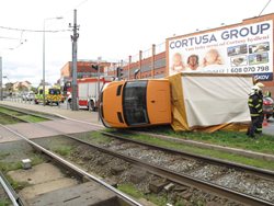 V Plzni se převrátila dodávka do kolejí tramvaje