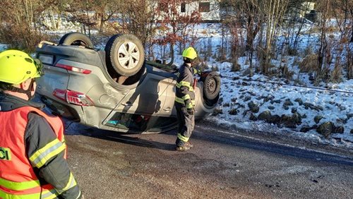 Převrácená vozidla zaměstnala hasiče a upozornila na rizika na silnicích