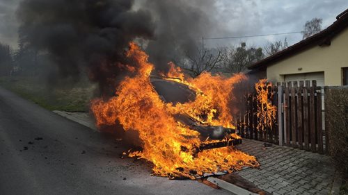 Technická závada proměnila běžnou jízdu v zásah hasičů