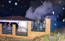V Mezirolí vyhořel rodinný dům, možnou příčinou jsou prskavky na vánočním stromku
