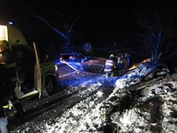 Řidič na Vsetínsku v brzkých ranních hodinách skončil s vozidlem na střeše