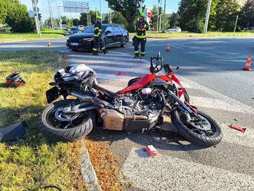 Nehoda v Hradci ochromila dopravu: Motorka narazila do auta na kruhovém objezdu