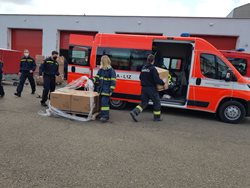 Středočeští hasiči pomáhají s distribucí testů do škol