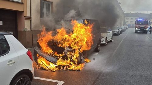 Dodávku zachvátily plameny. Rychlý zásah hasičů ochránil okolní auta