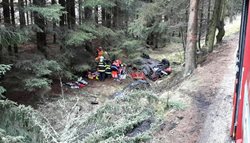 Auto se převrátilo na střechu, řidič zemřel
