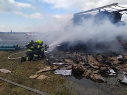 V průmyslové zóně Holešov hořel náklad kartonů na nákladním automobilu