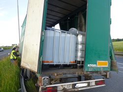Dnes ráno z nákladu na kamionu vytékal po nehodě v Cínovecké ulici v Praze peroxid vodíku