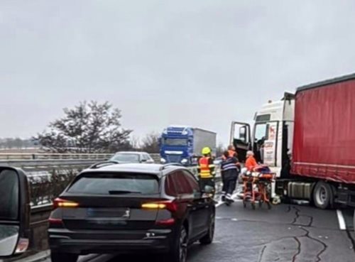 Nehoda kamionu uzavřela dálnici, zraněný řidič skončil v péči záchranářů