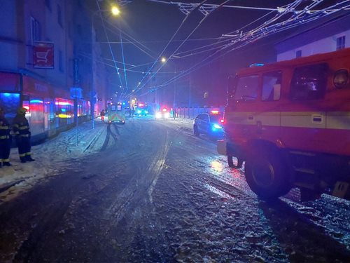 Požár elektroinstalace ohrozil obyvatele, zasahovali hasiči a záchranáři