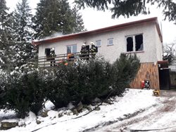 Hasiči zachránili nemohoucí ženu z hořícího domu