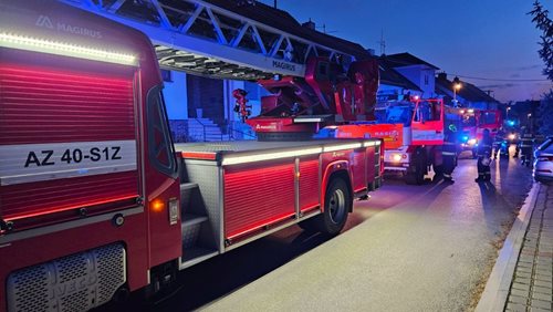 Požár mobilní klimatizace zaměstnal sedm jednotek hasičů. Zachráněno bylo 38 osob