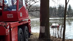 „Bavorák“ sjel u Čejkovic do rybníka, vyprošťovat jej museli hasiči
