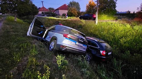 Opilý řidič ujížděl policii. Jeho útěk skončil nehodou služebního vozu