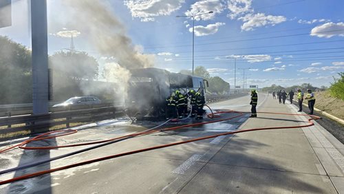 Požár autobusu na pražském okruhu uzavřel provoz, zasahovalo několik jednotek hasičů
