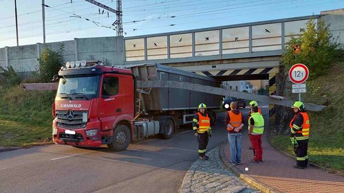 Nákladní souprava se zaklínila pod železničním viaduktem. Hasiči odklánějí dopravu