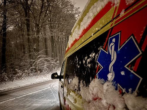 Náledí během večera zranilo desítky osob