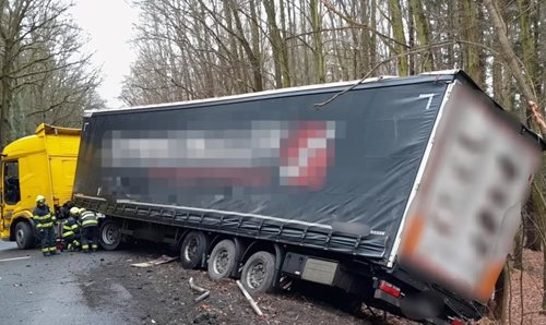 Kamion zablokoval silnici a způsobil únik pohonných hmot