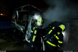 Požár dodávky a pergoly v Ostravě-Hulvákách