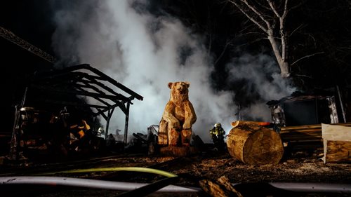 Noční požár zasáhl areál a způsobil výrazné škody