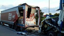 Hasiči vyprošťovali na dálnici řidiče kamionu