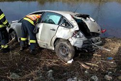 Osobní auto po nehodě uvízlo v řece