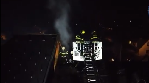 Požár rodinného domu vyžádal rozsáhlý zásah a zpomalil příjezd hasičů