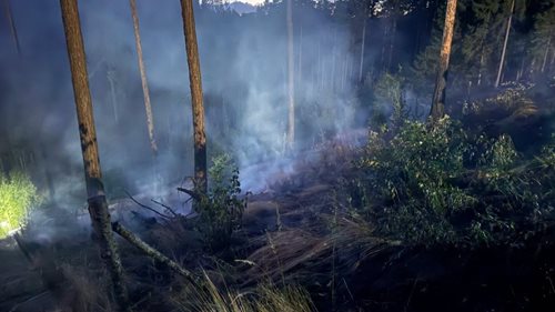 Noční boj s lesním požárem v prudkém svahu. Hasičům pomohla čtyřkolka