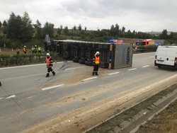 Kamion zatarasil dálnici D1