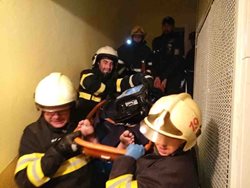 Muže v zakouřeném bytě nalezli hasiči