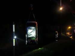 Osobní vůz po nehodě zůstal ležet na střeše v potoce