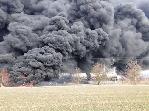 Plameny nad kolejemi: Hasiči bojují s obří katastrofou