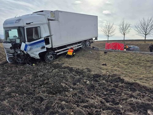 Tragická nehoda po čelním střetu vozidel si vyžádala život řidiče