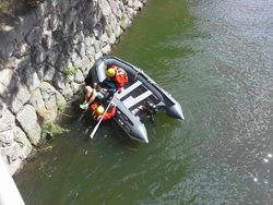 Záchrana muže z řeky Morava, kterému se nedařilo  dostat samotnému z vody na břeh  