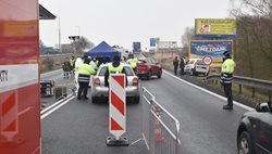 Měsíc nepřetržité práce hasičů kvůli pandemii