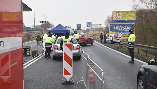 Měsíc nepřetržité práce hasičů kvůli pandemii